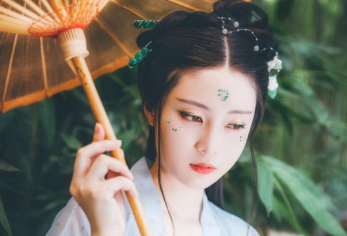 想要旅游的時候有一個漂亮的女伴，可以選擇去找伴游兼職工作室