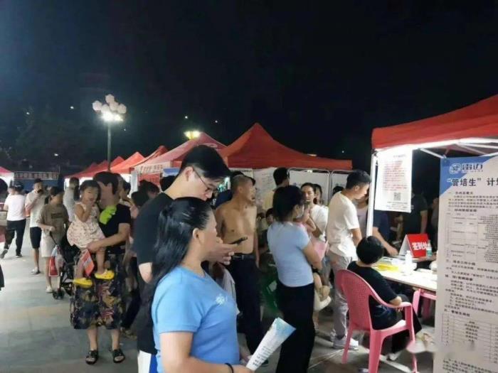 
2016高端夜場招聘電話微信同號：招聘小費1200/1600