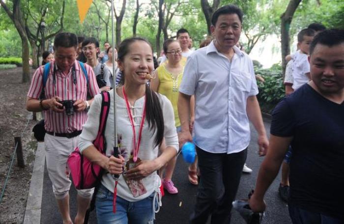  花100元找一位泰國姑娘做私人導(dǎo)游，游客表示很開心