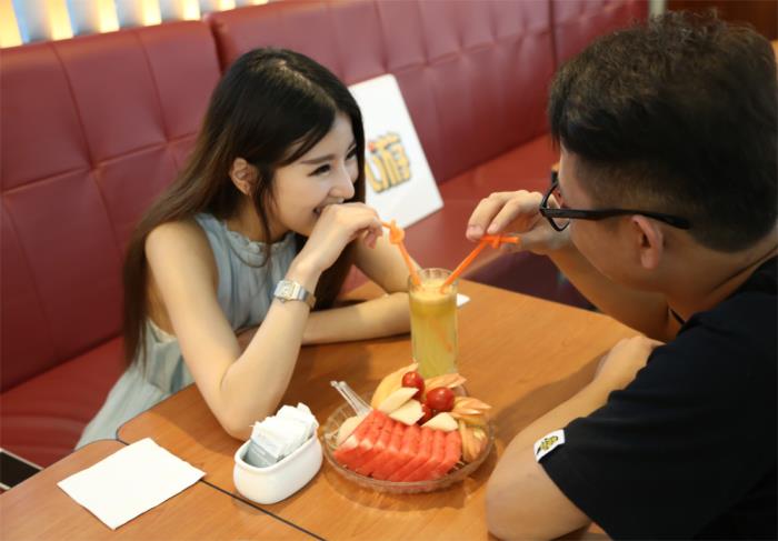 大學(xué)生做“私人導(dǎo)游”，導(dǎo)游費(fèi)只要一頓飯