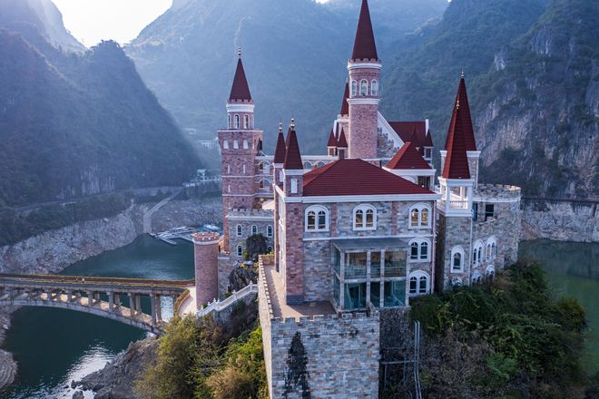 貴州富豪耗資2.4億，在湖中孤島上建了座神秘城堡，號(hào)稱中國(guó)唯一