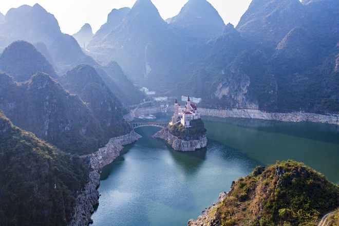 貴州富豪耗資2.4億，在湖中孤島上建了座神秘城堡，號(hào)稱中國(guó)唯一