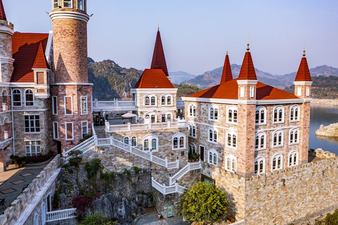 貴州富豪耗資2.4億，在湖中孤島上建了座神秘城堡，號(hào)稱中國(guó)唯一