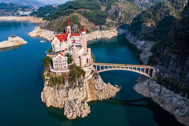 貴州富豪耗資2.4億，在湖中孤島上建了座神秘城堡，號(hào)稱中國(guó)唯一