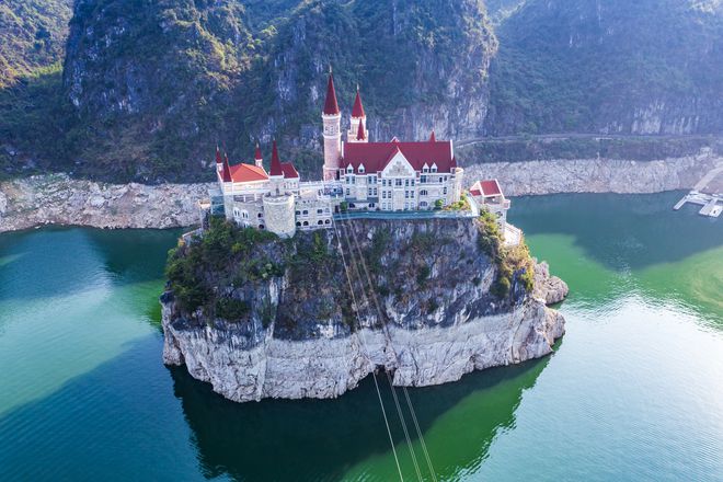 貴州富豪耗資2.4億，在湖中孤島上建了座神秘城堡，號(hào)稱中國(guó)唯一