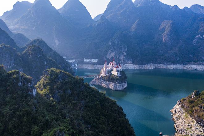 貴州富豪耗資2.4億，在湖中孤島上建了座神秘城堡，號(hào)稱中國(guó)唯一