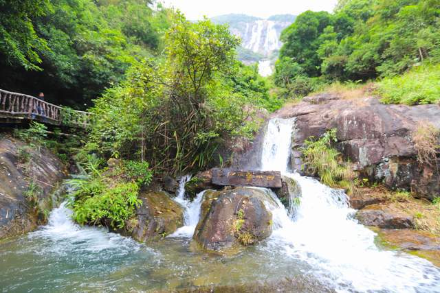 中國(guó)落差最大的瀑布，負(fù)離子含量極高，位列廣東景區(qū)天然氧吧之首