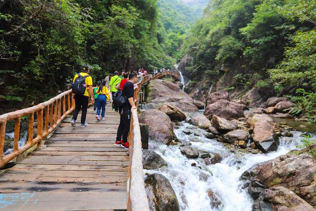 中國(guó)落差最大的瀑布，負(fù)離子含量極高，位列廣東景區(qū)天然氧吧之首