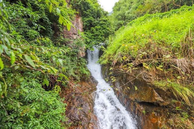 中國(guó)落差最大的瀑布，負(fù)離子含量極高，位列廣東景區(qū)天然氧吧之首