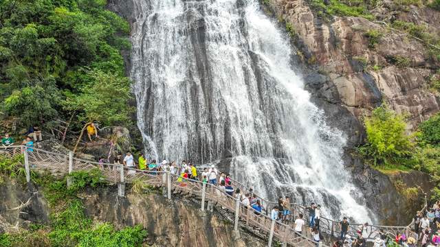 中國(guó)落差最大的瀑布，負(fù)離子含量極高，位列廣東景區(qū)天然氧吧之首