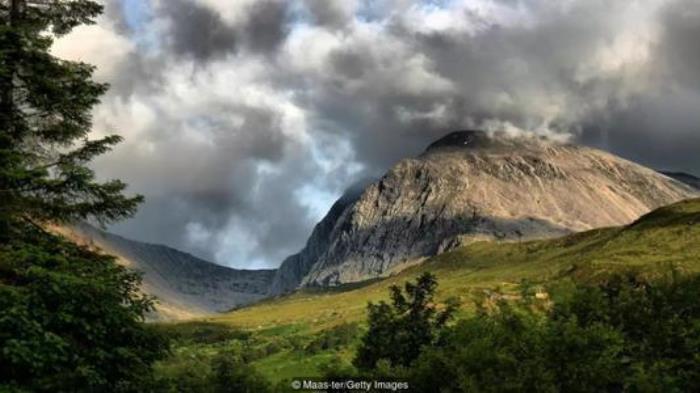 蘇格蘭魔幻系風景——綠色山巒、城堡、燈塔、懸崖