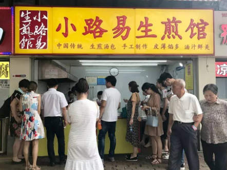 武漢江漢路水塔美食街網紅美食