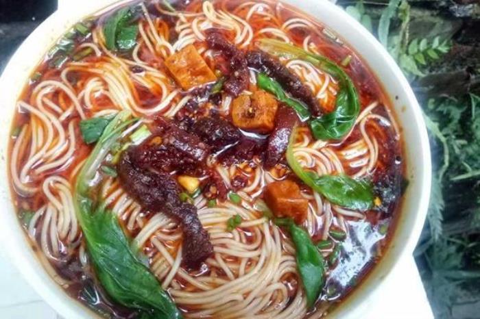 百里杜鵑附近有什么好吃的